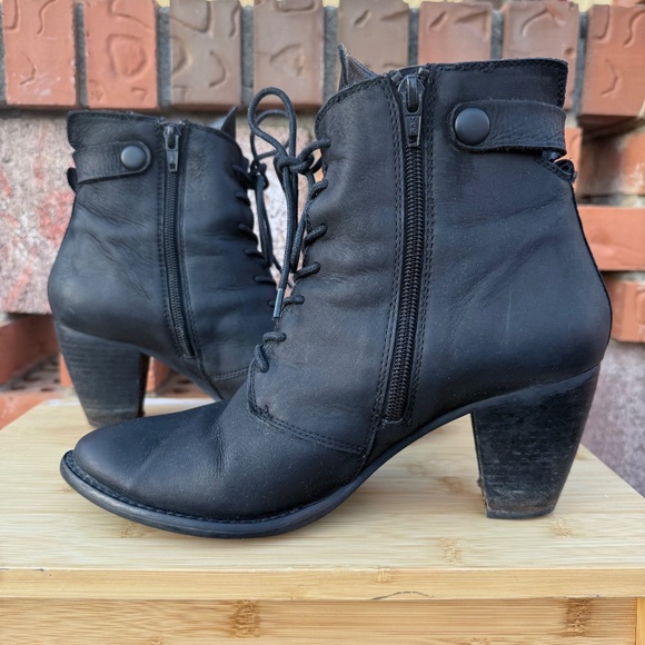 Cute Vintage 90s Black leather lace-up ankle boots - Picture 8 of 11